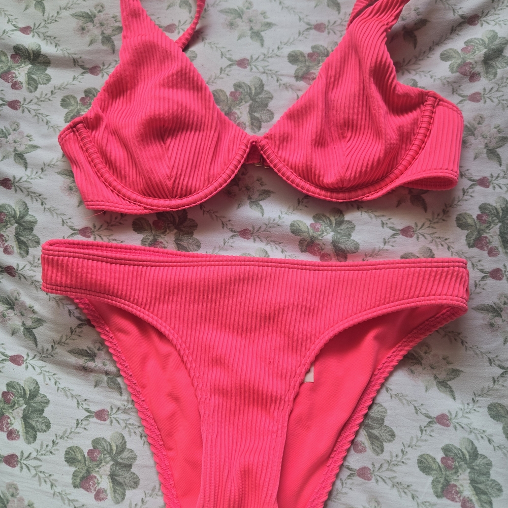 💕 Hollister Hot Pink Ribbed Bikini Top – Size M (NWT without tag)